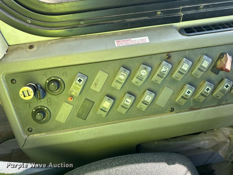 image for item ER8118 2002 Thomas Built Saf-T-Liner coach bus