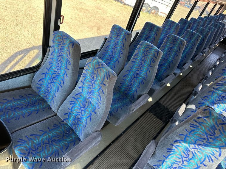 image for item ER8118 2002 Thomas Built Saf-T-Liner coach bus