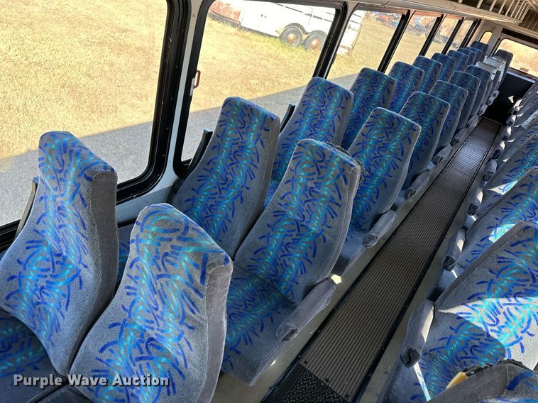 image for item ER8118 2002 Thomas Built Saf-T-Liner coach bus