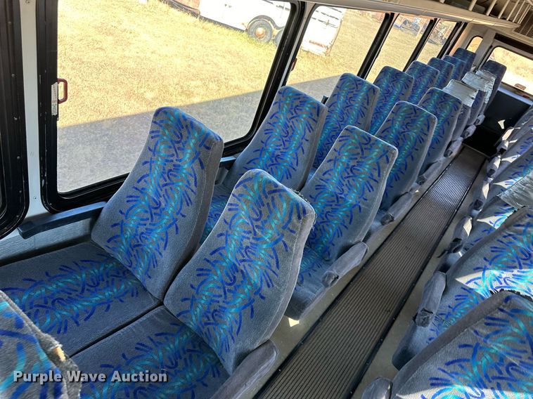 image for item ER8118 2002 Thomas Built Saf-T-Liner coach bus