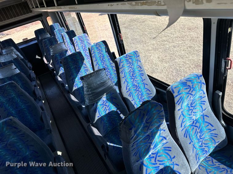 image for item ER8118 2002 Thomas Built Saf-T-Liner coach bus