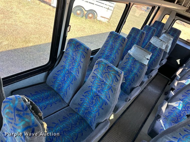 image for item ER8118 2002 Thomas Built Saf-T-Liner coach bus