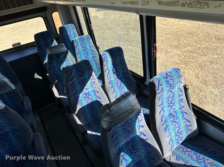 image for item ER8118 2002 Thomas Built Saf-T-Liner coach bus