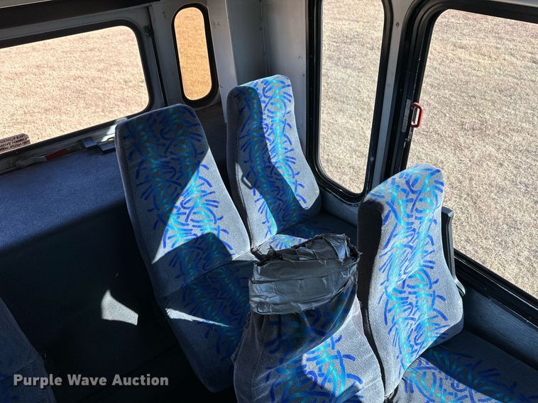 image for item ER8118 2002 Thomas Built Saf-T-Liner coach bus