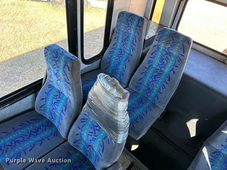 image for item ER8118 2002 Thomas Built Saf-T-Liner coach bus