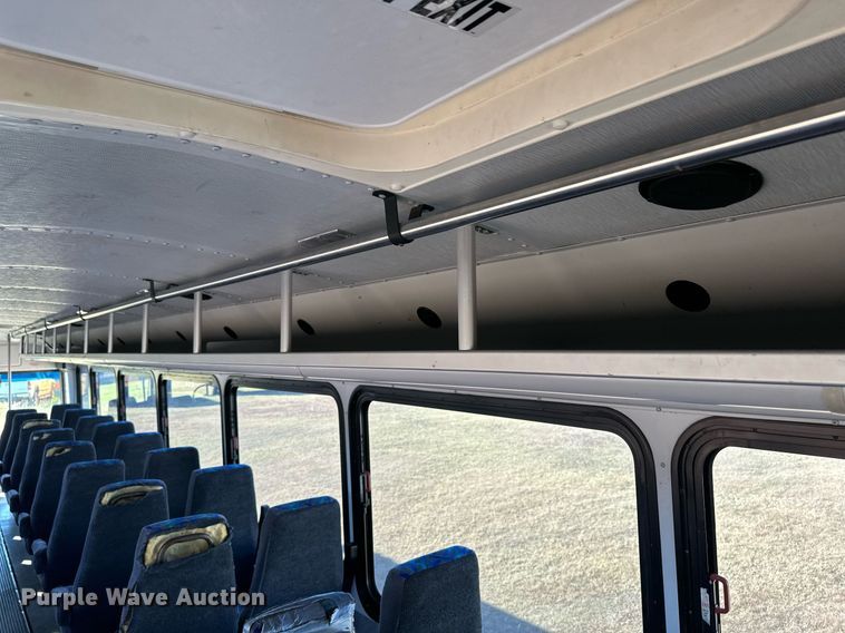 image for item ER8118 2002 Thomas Built Saf-T-Liner coach bus