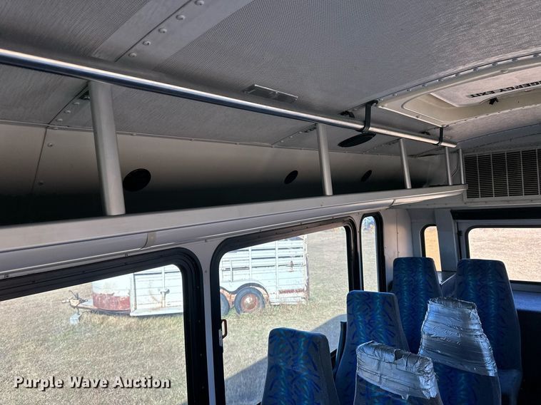 image for item ER8118 2002 Thomas Built Saf-T-Liner coach bus