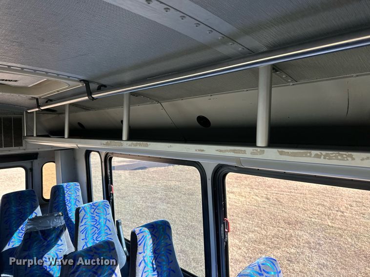 image for item ER8118 2002 Thomas Built Saf-T-Liner coach bus