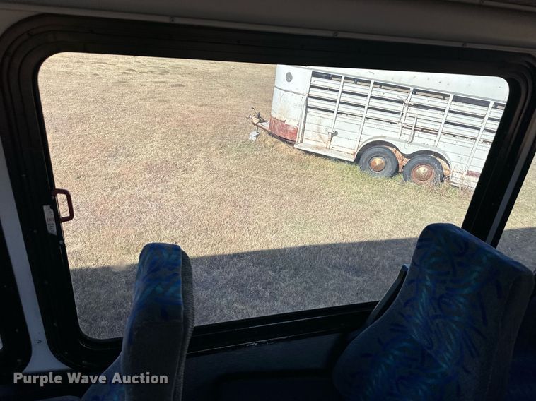 image for item ER8118 2002 Thomas Built Saf-T-Liner coach bus