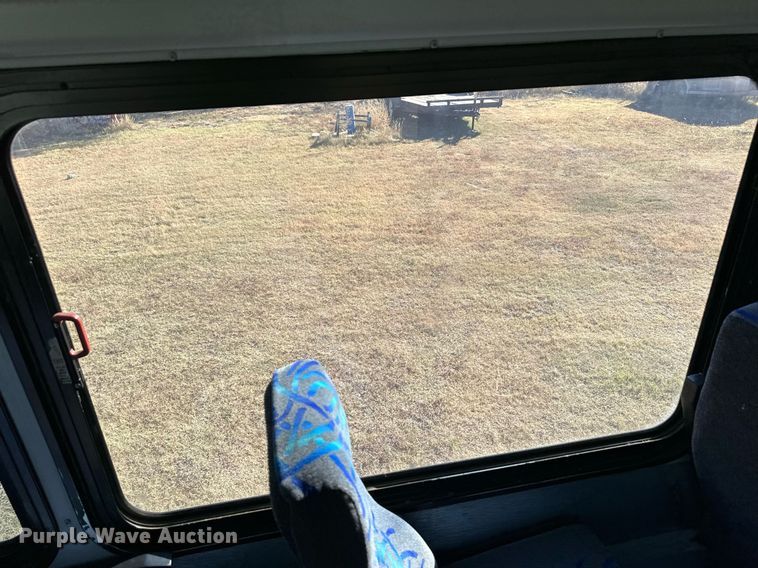 image for item ER8118 2002 Thomas Built Saf-T-Liner coach bus