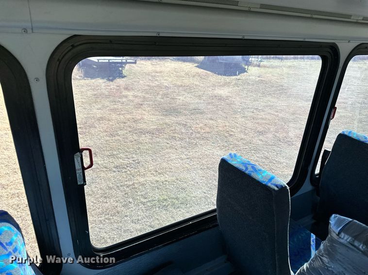 image for item ER8118 2002 Thomas Built Saf-T-Liner coach bus