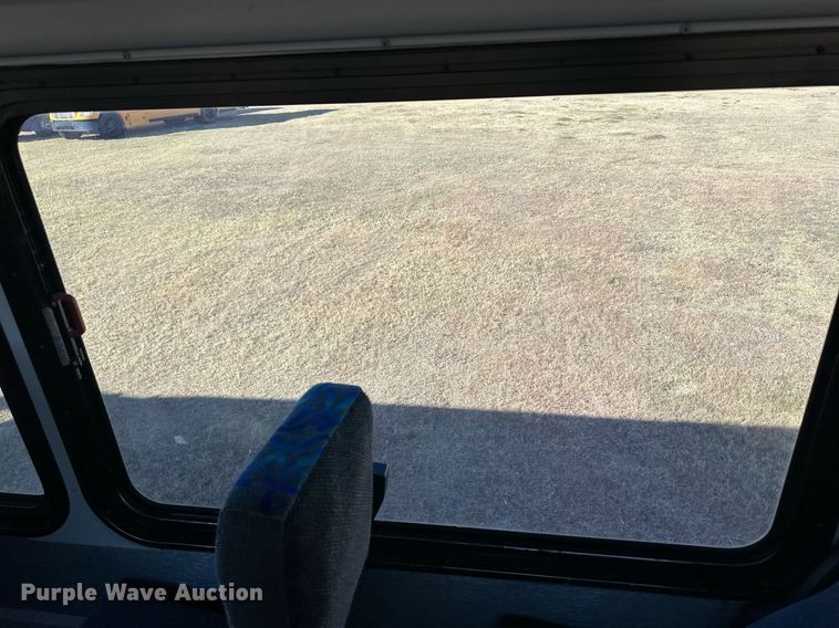 image for item ER8118 2002 Thomas Built Saf-T-Liner coach bus