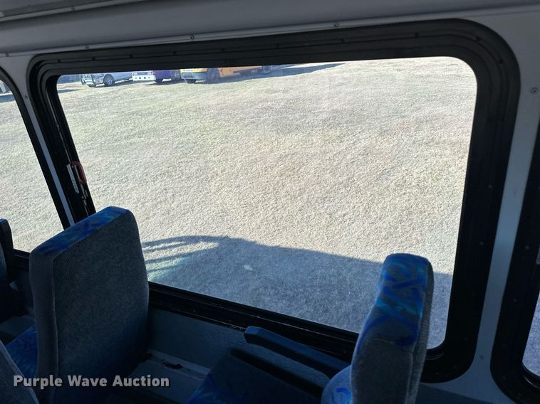 image for item ER8118 2002 Thomas Built Saf-T-Liner coach bus