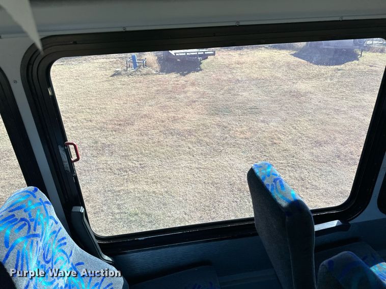 image for item ER8118 2002 Thomas Built Saf-T-Liner coach bus