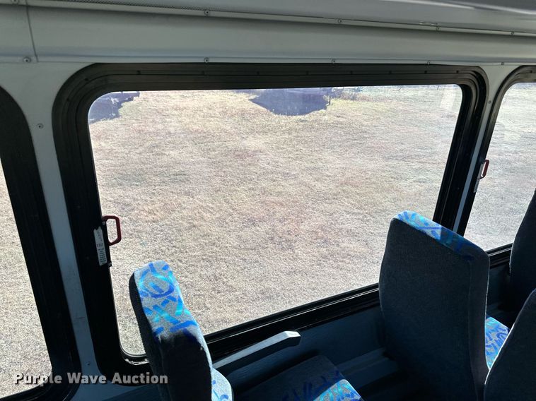 image for item ER8118 2002 Thomas Built Saf-T-Liner coach bus