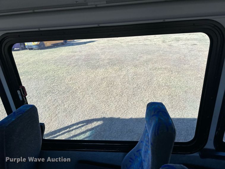 image for item ER8118 2002 Thomas Built Saf-T-Liner coach bus