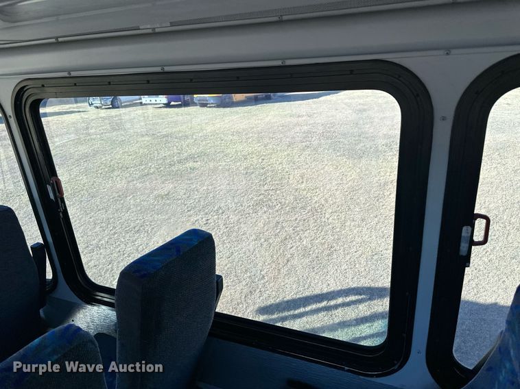 image for item ER8118 2002 Thomas Built Saf-T-Liner coach bus