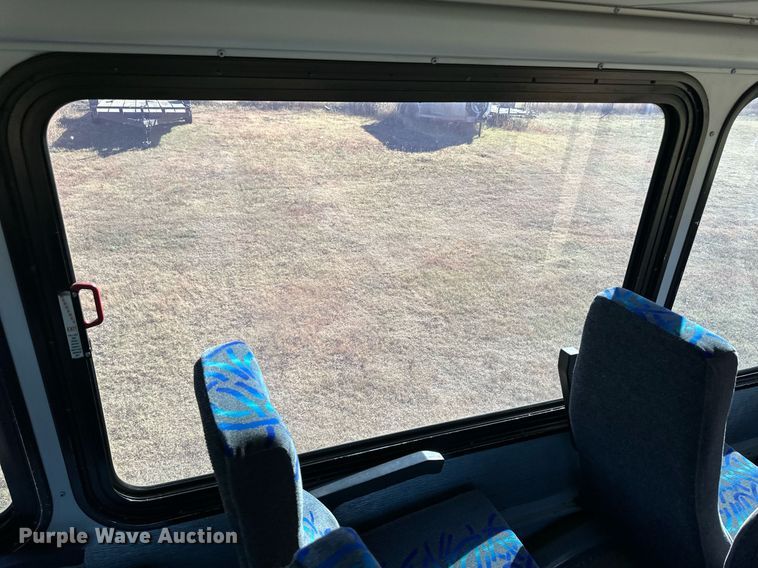 image for item ER8118 2002 Thomas Built Saf-T-Liner coach bus