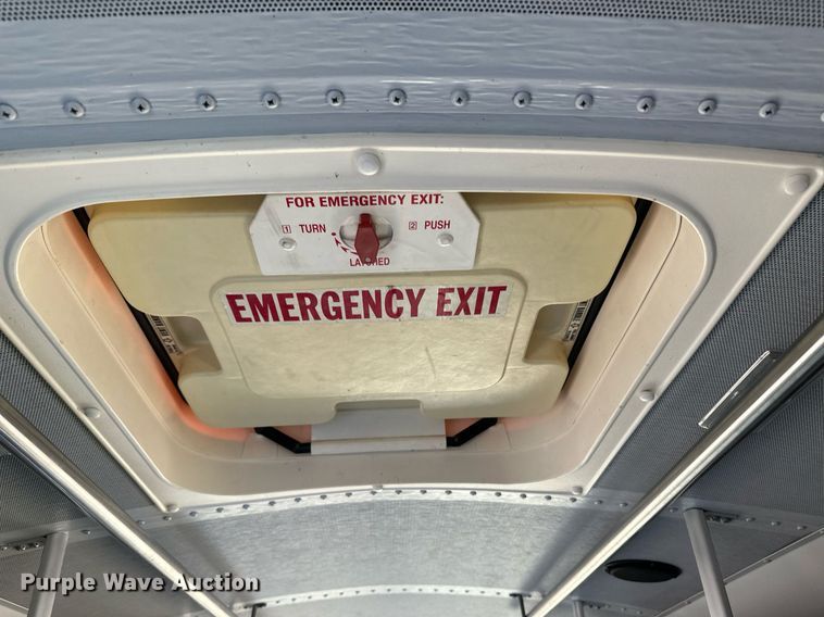 image for item ER8118 2002 Thomas Built Saf-T-Liner coach bus