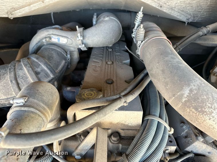 image for item ER8118 2002 Thomas Built Saf-T-Liner coach bus