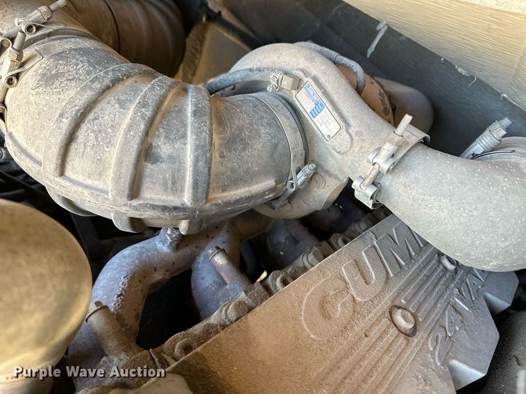 image for item ER8118 2002 Thomas Built Saf-T-Liner coach bus