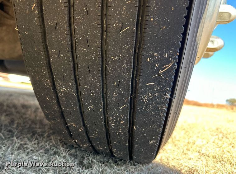 image for item ER8118 2002 Thomas Built Saf-T-Liner coach bus