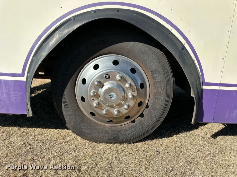 image for item ER8118 2002 Thomas Built Saf-T-Liner coach bus