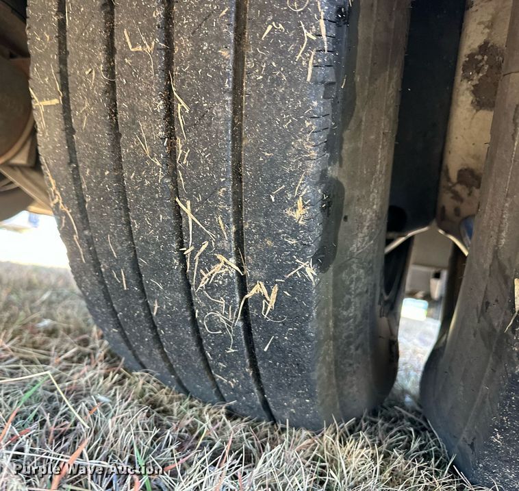 image for item ER8118 2002 Thomas Built Saf-T-Liner coach bus