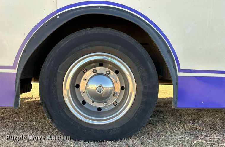 image for item ER8118 2002 Thomas Built Saf-T-Liner coach bus