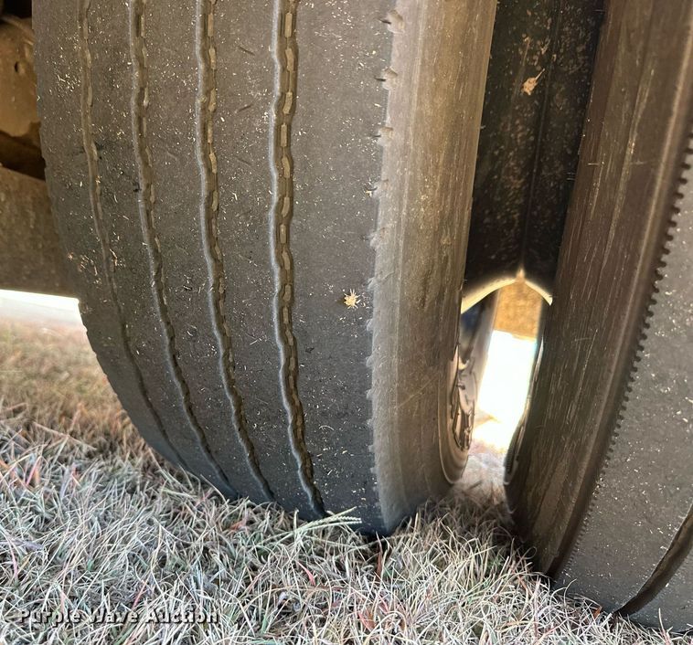 image for item ER8118 2002 Thomas Built Saf-T-Liner coach bus