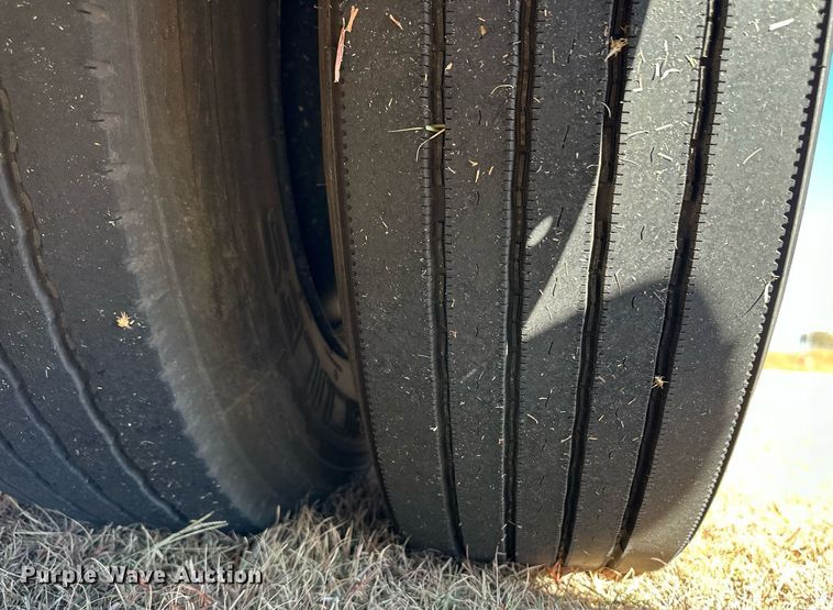 image for item ER8118 2002 Thomas Built Saf-T-Liner coach bus