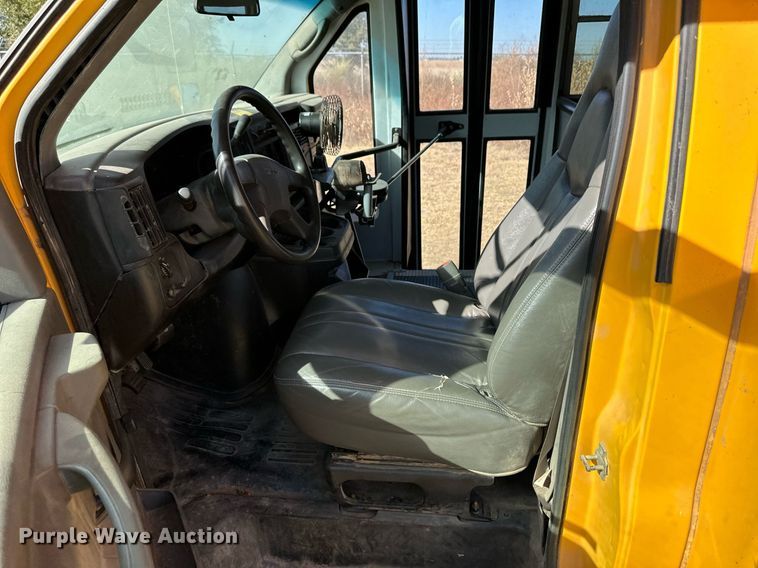 image for item ER8119 2006 GMC Savana G3500 school bus