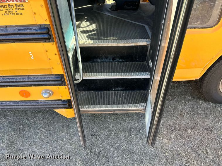image for item ER8119 2006 GMC Savana G3500 school bus