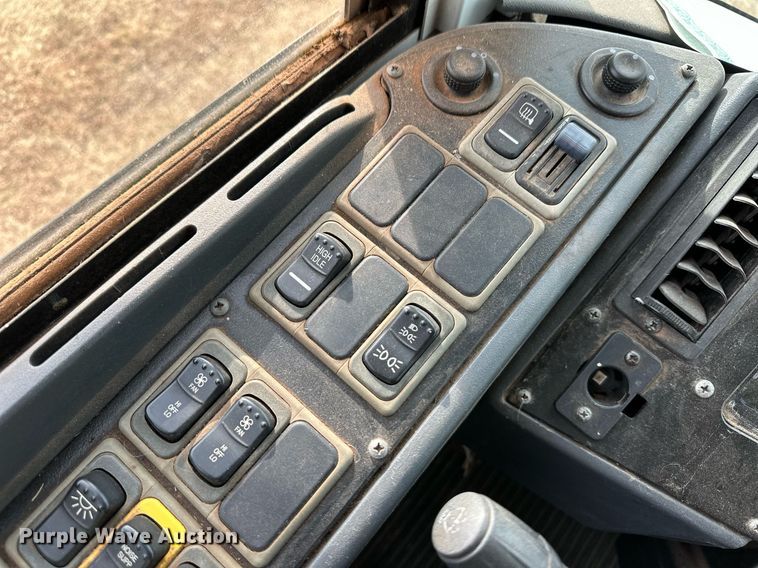 image for item ER8127 2013 Blue Bird All American  coach bus