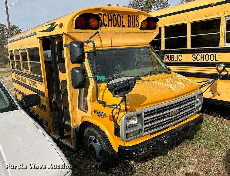 image for item ER8134 1994 Chevrolet G30 school bus