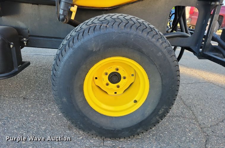 image for item JH9923 1995 John Deere 1800 turf sprayer