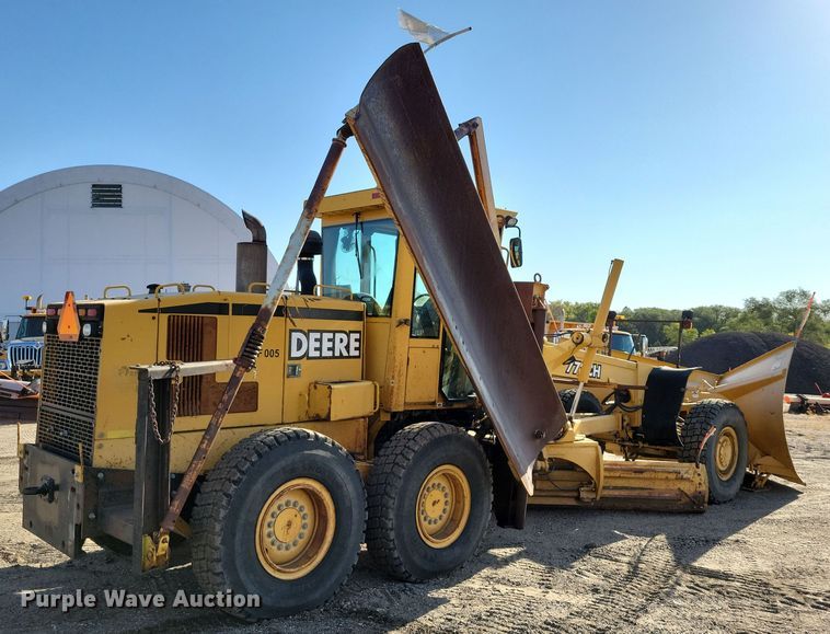 image for item JH9934 2001 John Deere 772CH motor grader