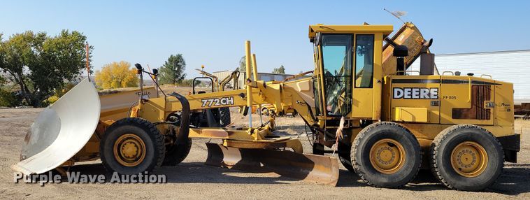 image for item JH9934 2001 John Deere 772CH motor grader