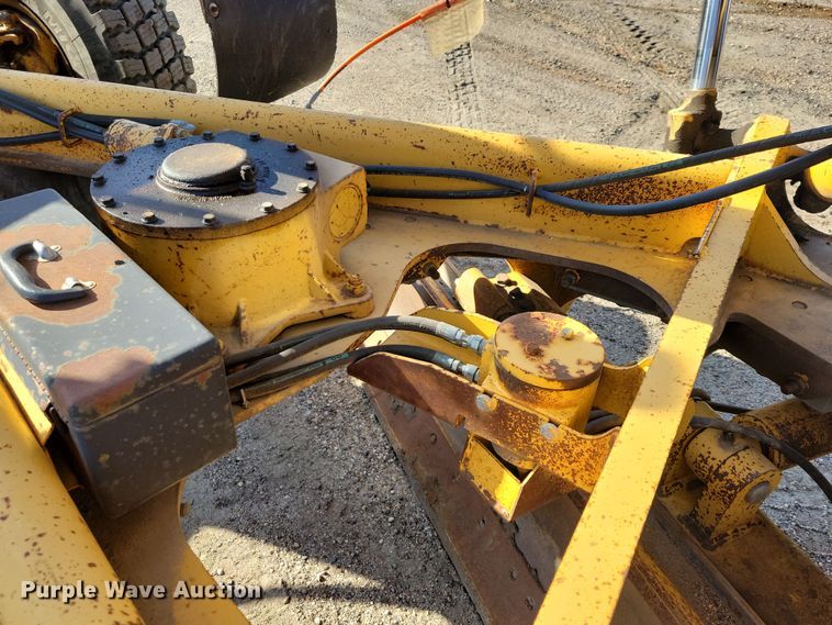 image for item JH9934 2001 John Deere 772CH motor grader