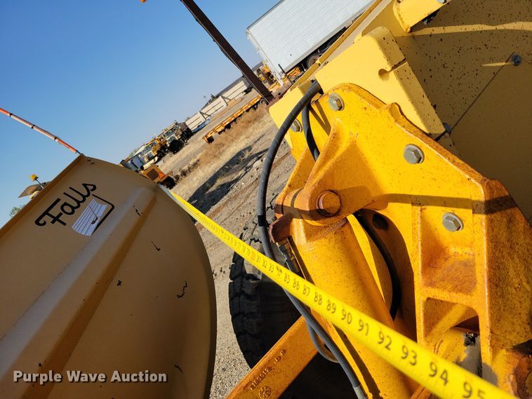 image for item JH9934 2001 John Deere 772CH motor grader