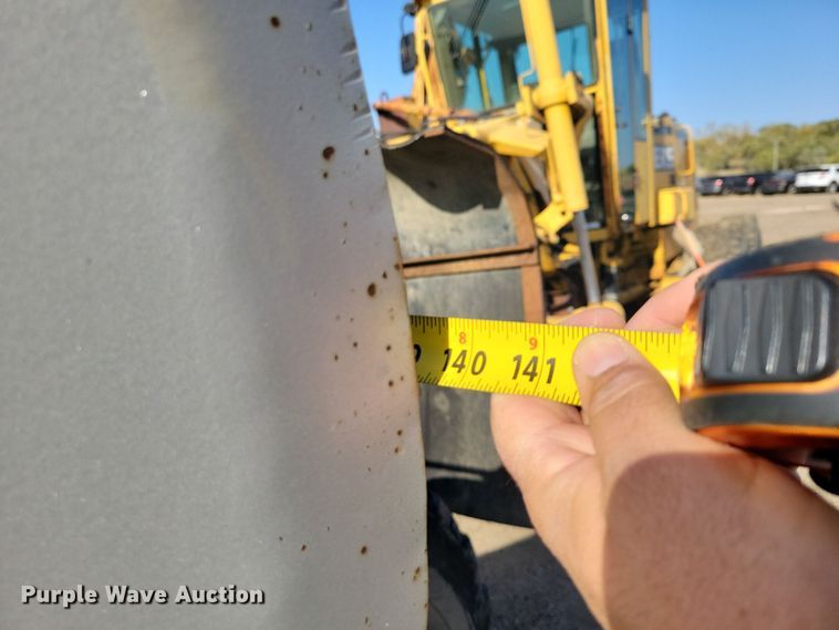 image for item JH9934 2001 John Deere 772CH motor grader