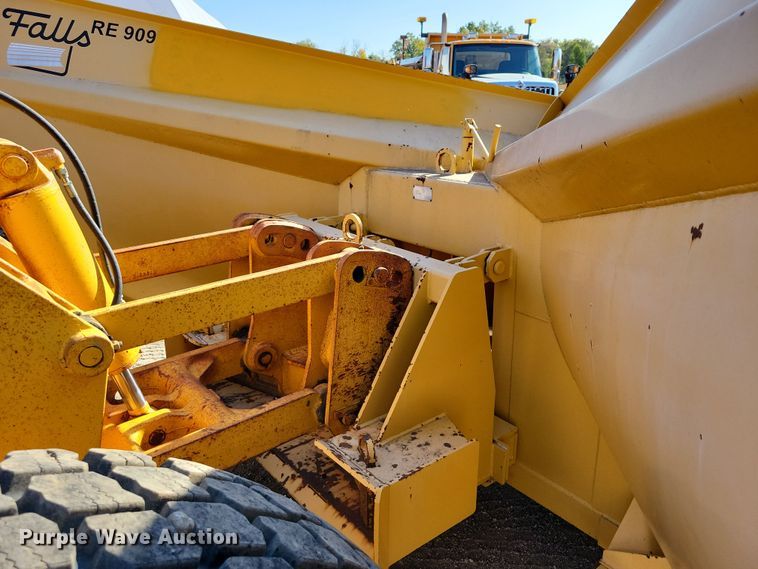 image for item JH9934 2001 John Deere 772CH motor grader