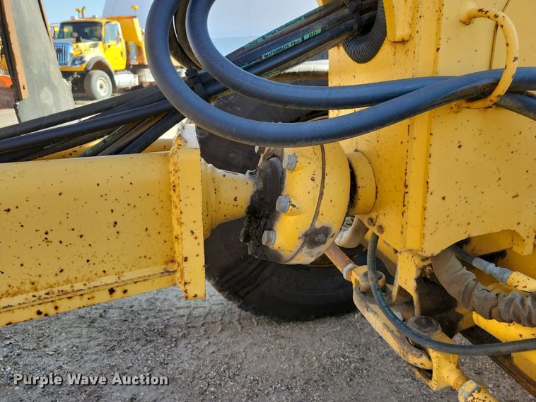 image for item JH9934 2001 John Deere 772CH motor grader