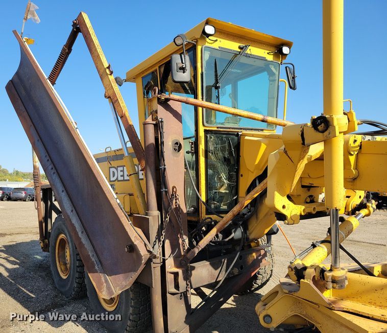 image for item JH9934 2001 John Deere 772CH motor grader