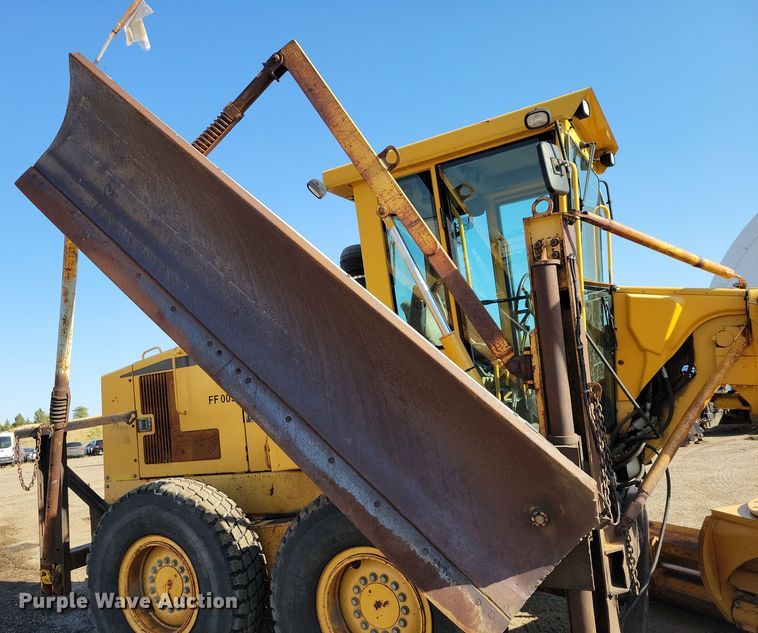 image for item JH9934 2001 John Deere 772CH motor grader