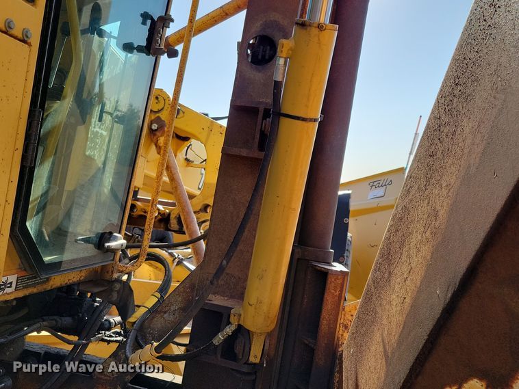 image for item JH9934 2001 John Deere 772CH motor grader