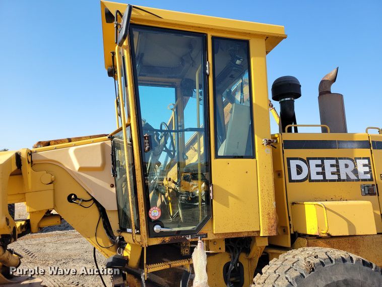 image for item JH9934 2001 John Deere 772CH motor grader