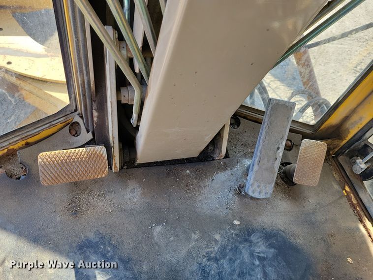 image for item JH9934 2001 John Deere 772CH motor grader