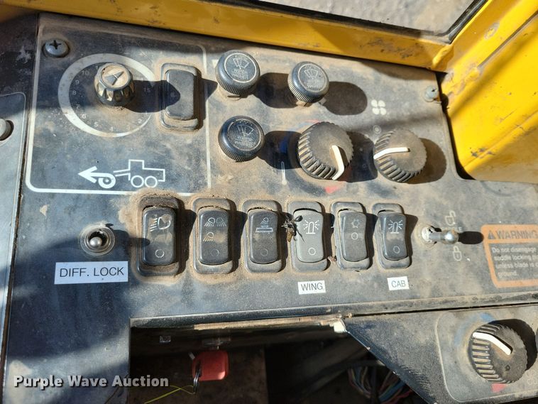 image for item JH9934 2001 John Deere 772CH motor grader