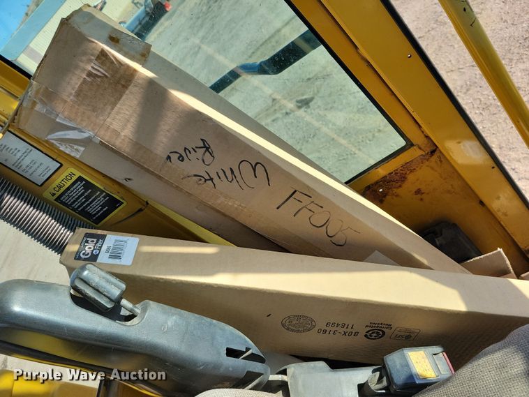 image for item JH9934 2001 John Deere 772CH motor grader